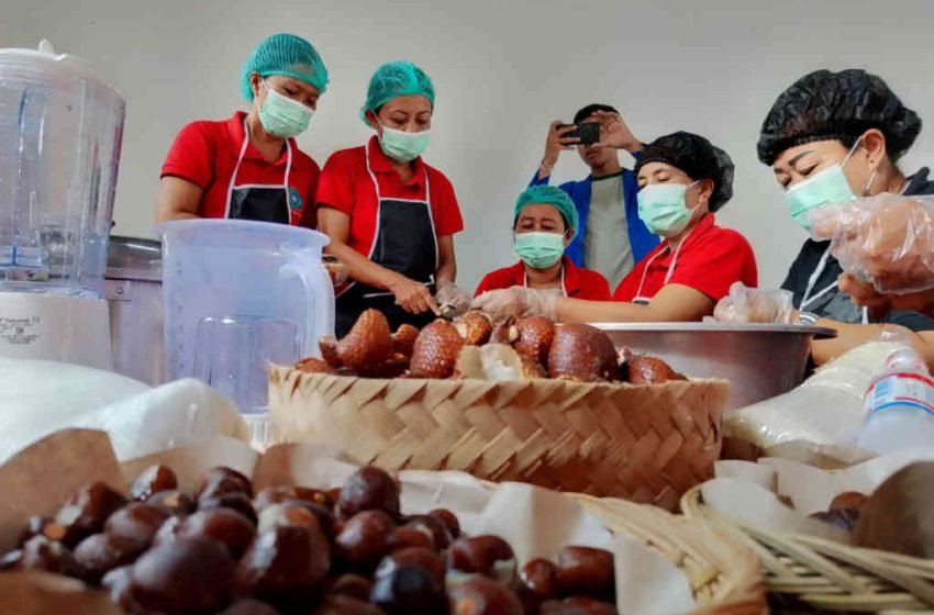 Salak Tak Hanya Dijual Segar, Limbahnya Bisa Dijadikan Kopi dan Teh